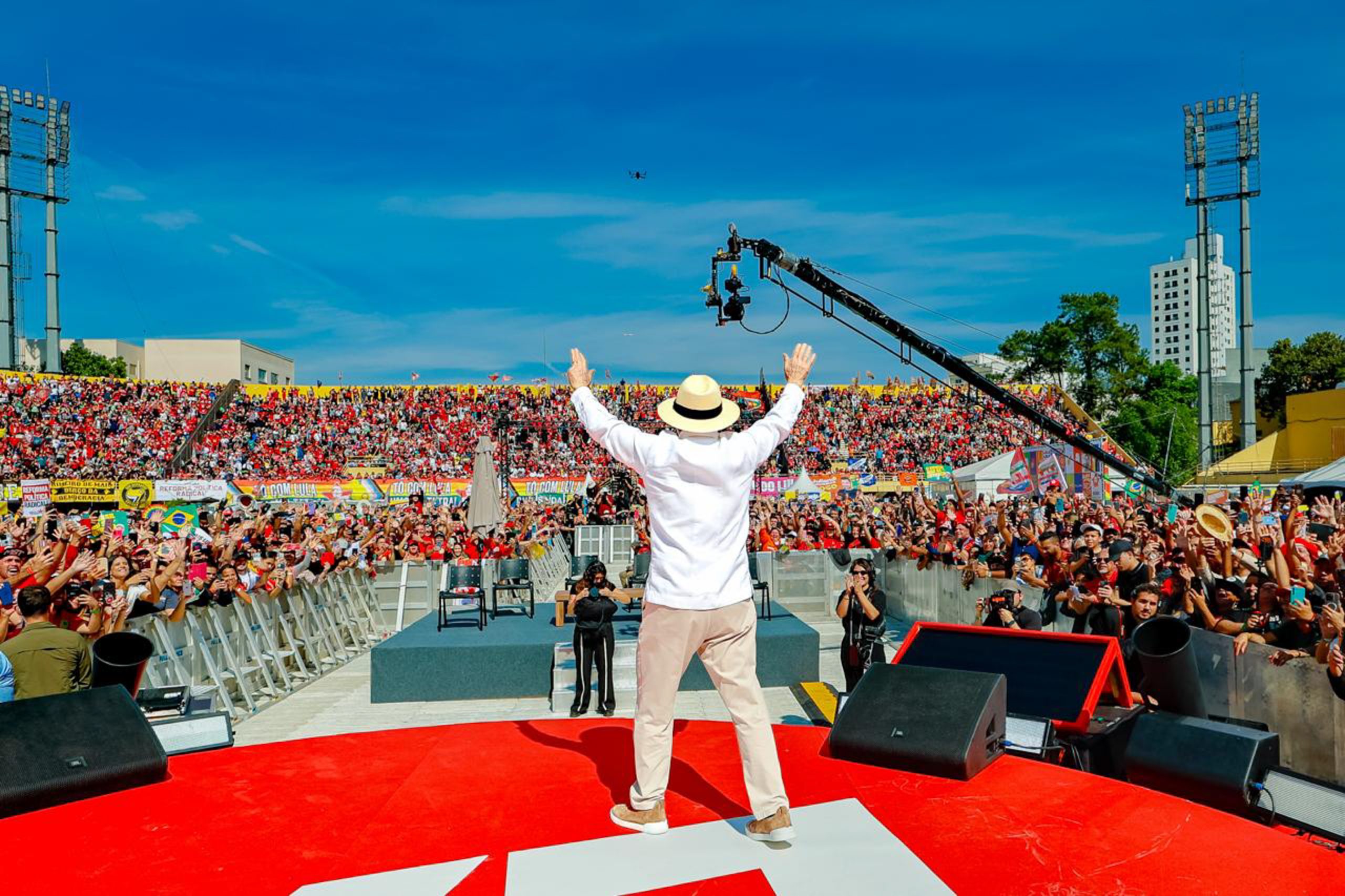 Lula salue la foule depuis la scène lors du lancement de sa campagne, 16 août 2026